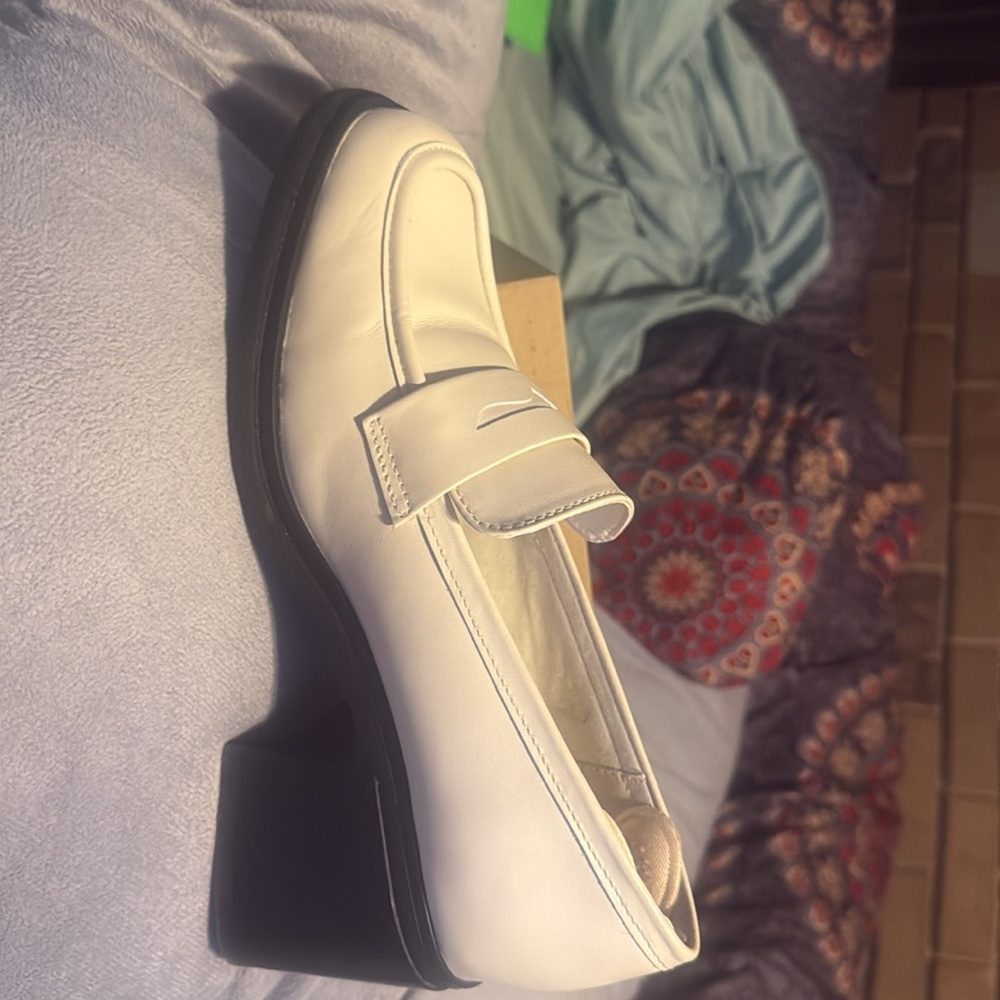 Women’s bone leather Loafer
